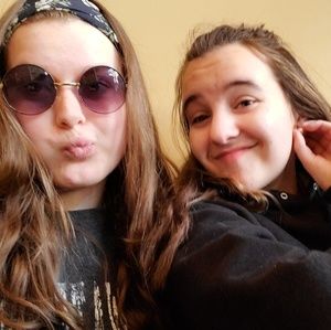 Meet your Posher, Caitlin